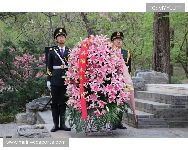 致敬传奇，诺丁汉森林主场外设献花区缅怀约翰-罗伯逊