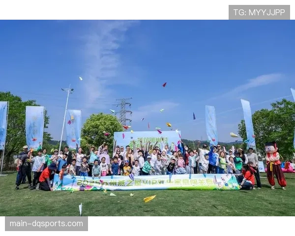 新加坡举办“企业家庭日”慢投垒球赛,吸引逾千名员工及家属参与